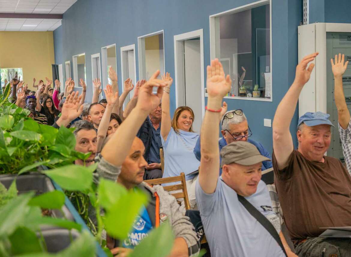 Il voto dei soci di Coopattiva per alzata di mano all'interno della nuova sede di Modena