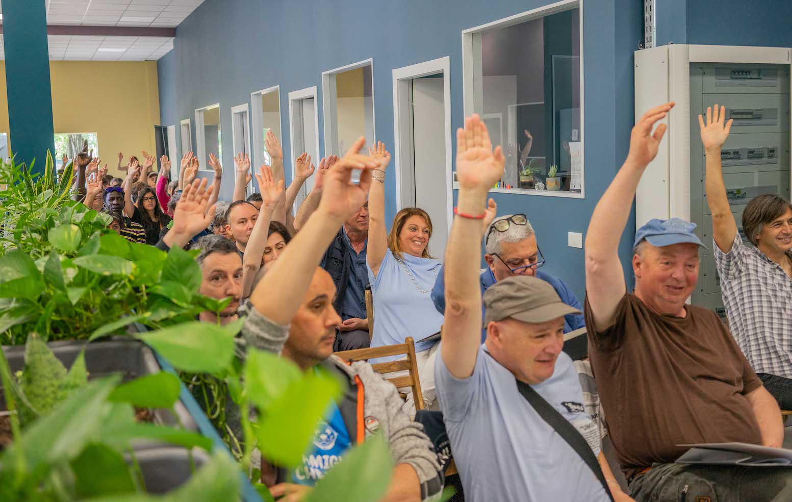 Il voto dei soci di Coopattiva per alzata di mano all'interno della nuova sede di Modena